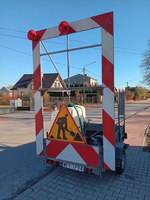 Przyczepa sygnalizacyjna ostrzegawcza drogowa transportowa