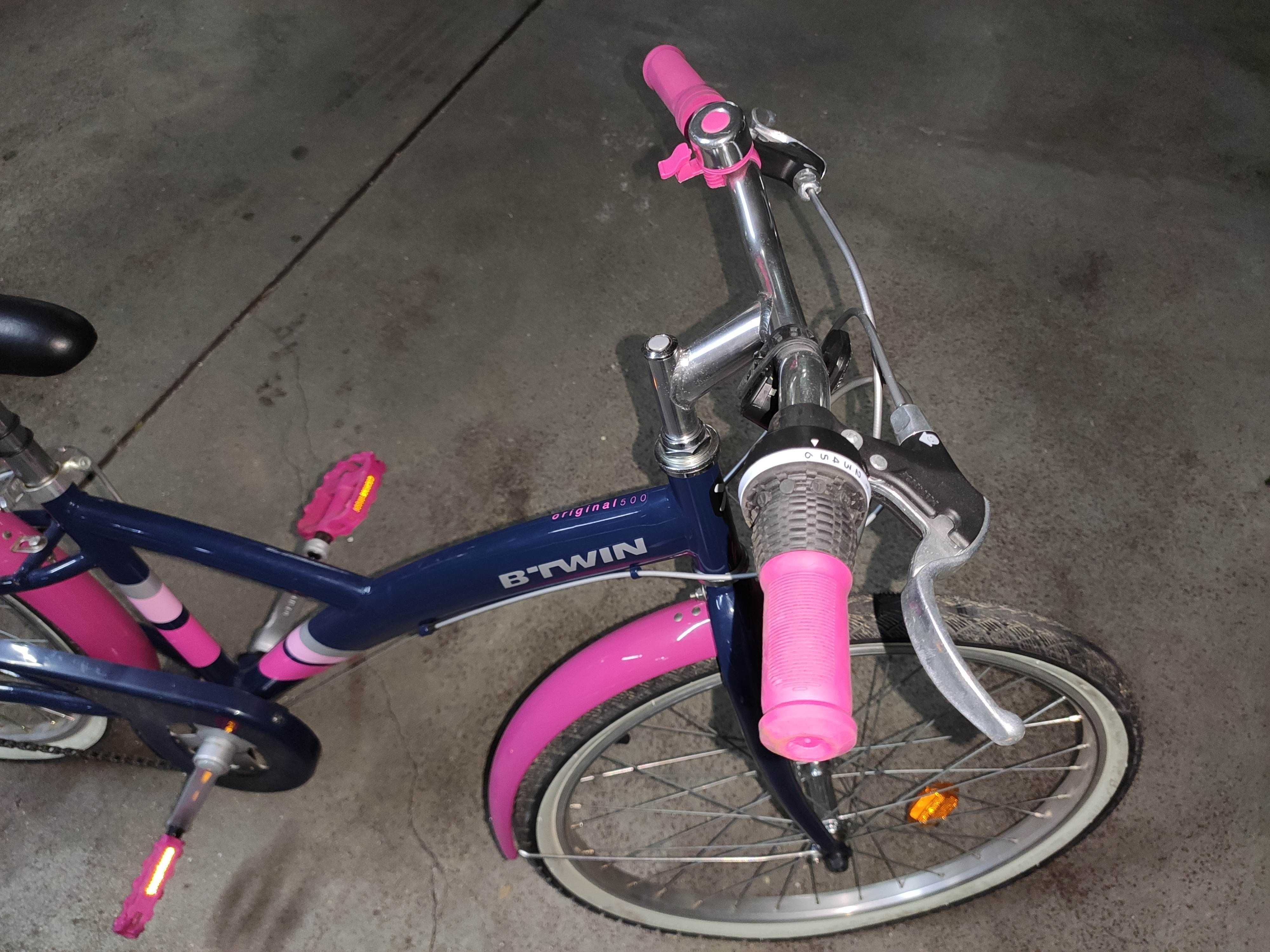 Bicicleta rosa e preta