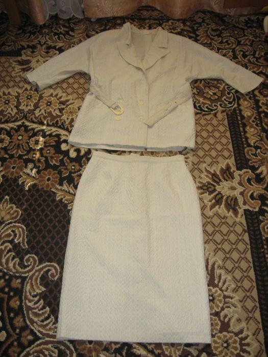 Женский костюм молочно-бежевого цвета