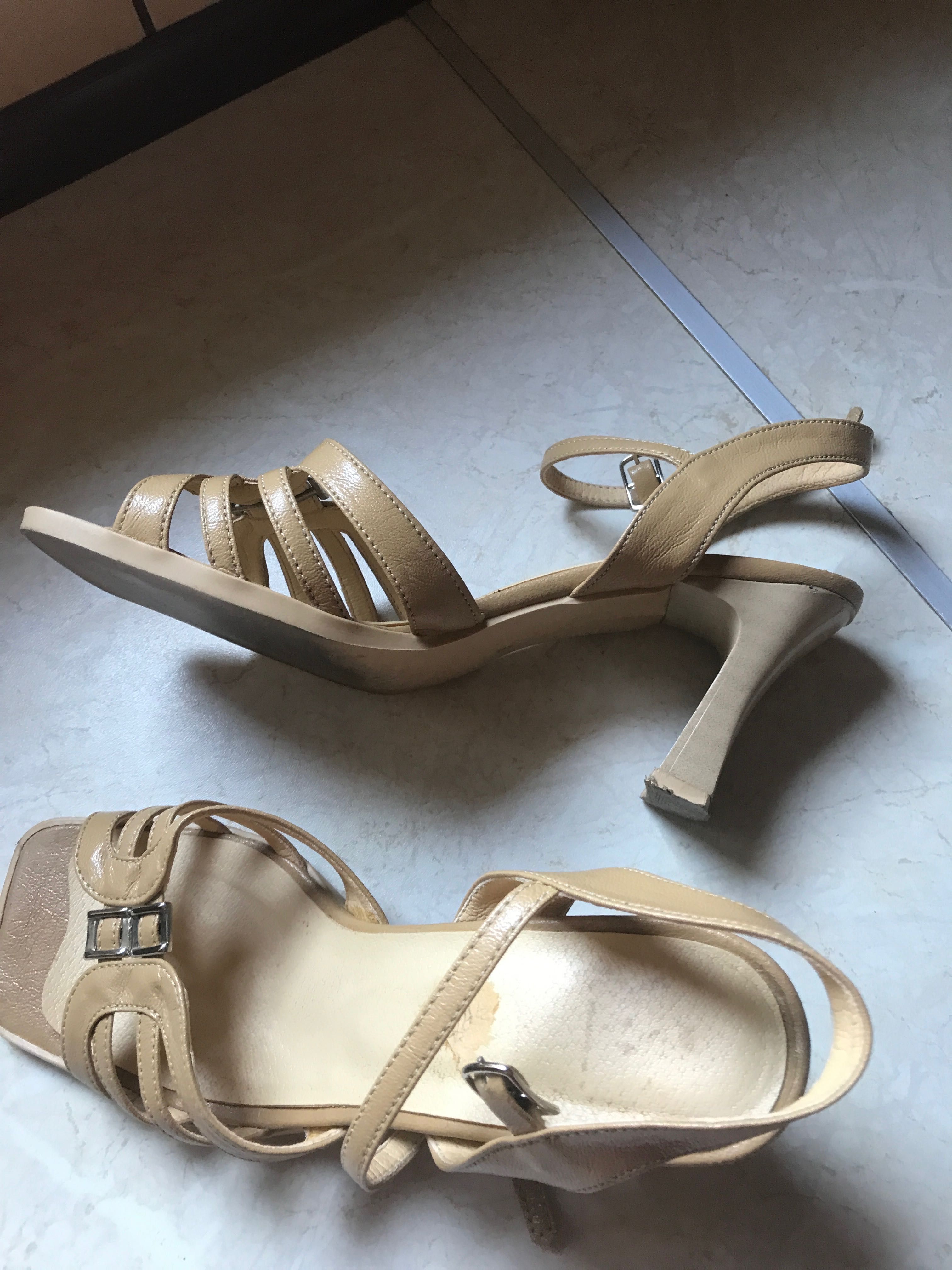 Bezowe buty na lato.