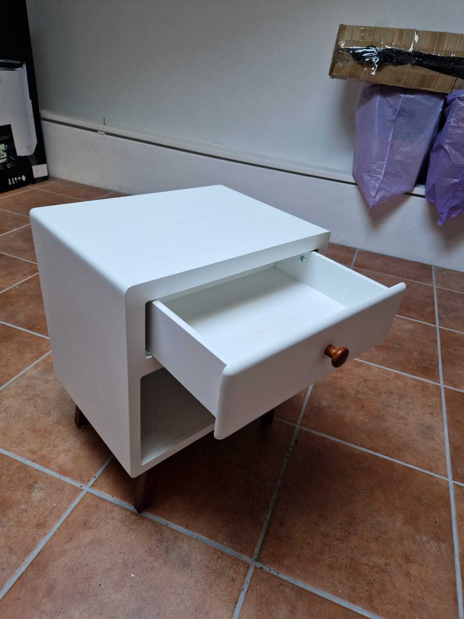 Mesa de Cabeceira com Gaveta Branca (Maisons du Monde – SWEET)