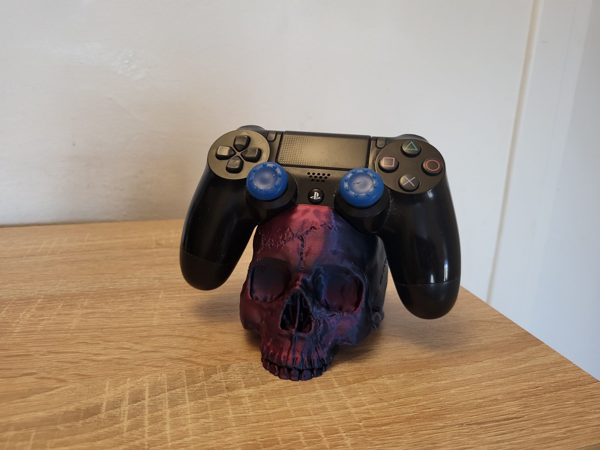 Stylowy Stojak podstawka na pad ps4  dualshock v2 ( jak Cuble guys) Ek