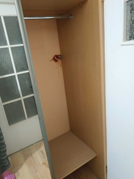 szafa narożna z zabudowy z lustrami