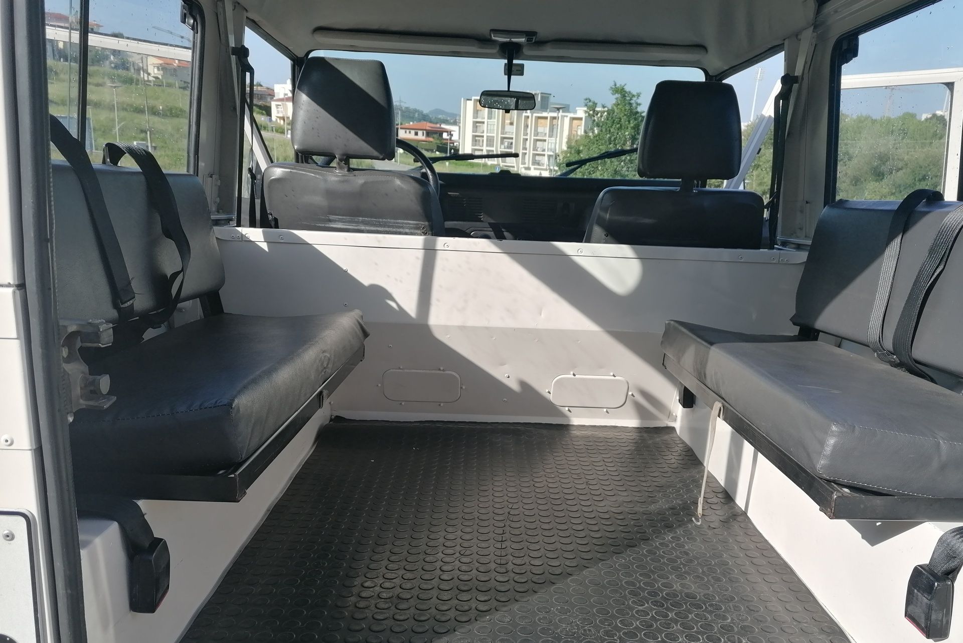Land Rover Defender 90 2.5 300 TDi - 6 Lugares de Livrete