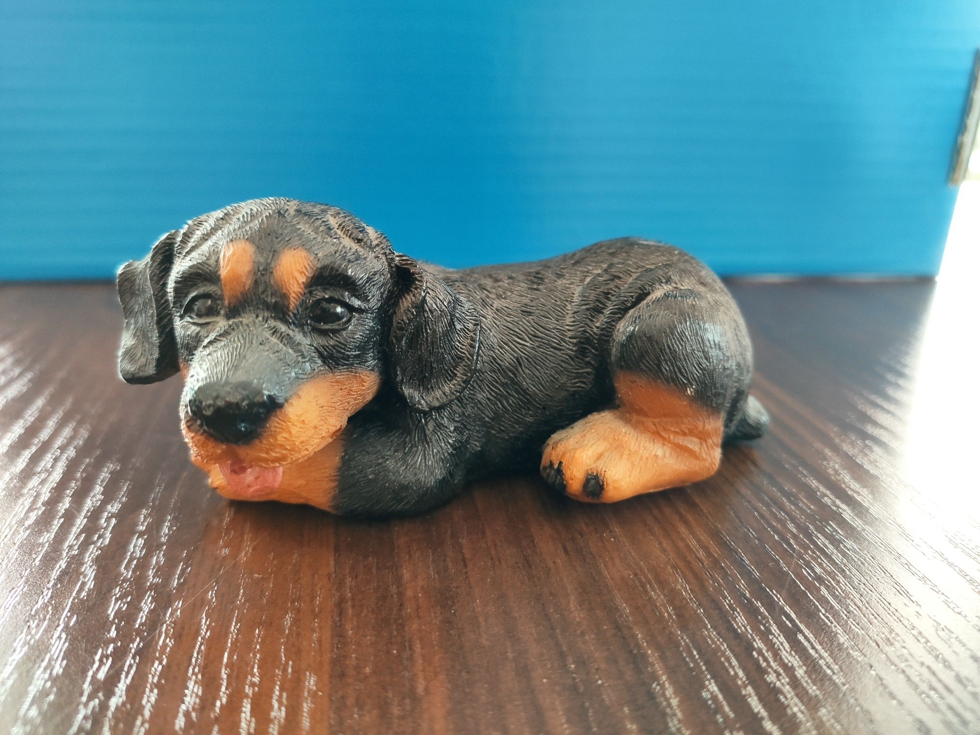 Figura leżącego psa rottweiler