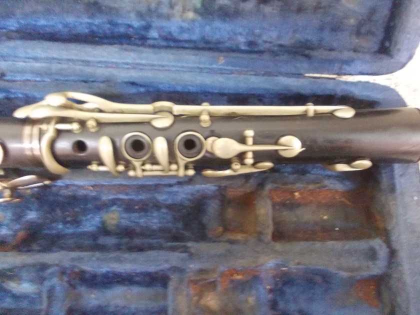 Zabytkowy drewniany klarnet F.Anthur Uebel