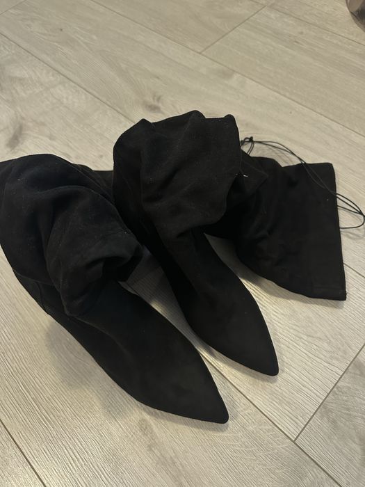 Жіночі чоботи до коліна.