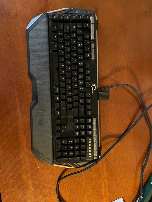 Teclado RipJaws KM780 Cherry MX Brown