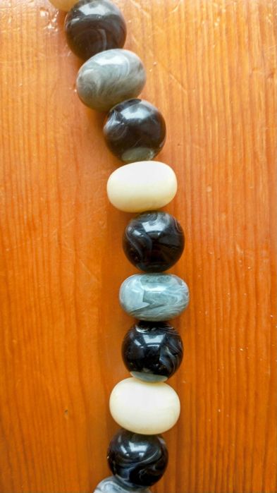 Lekki naszyjnik z dużych korali / sztuczna biżuteria.