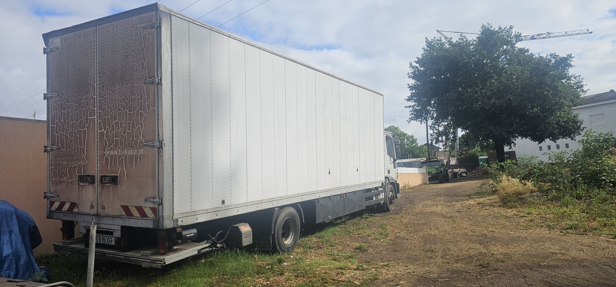 Camião iveco com plataforma