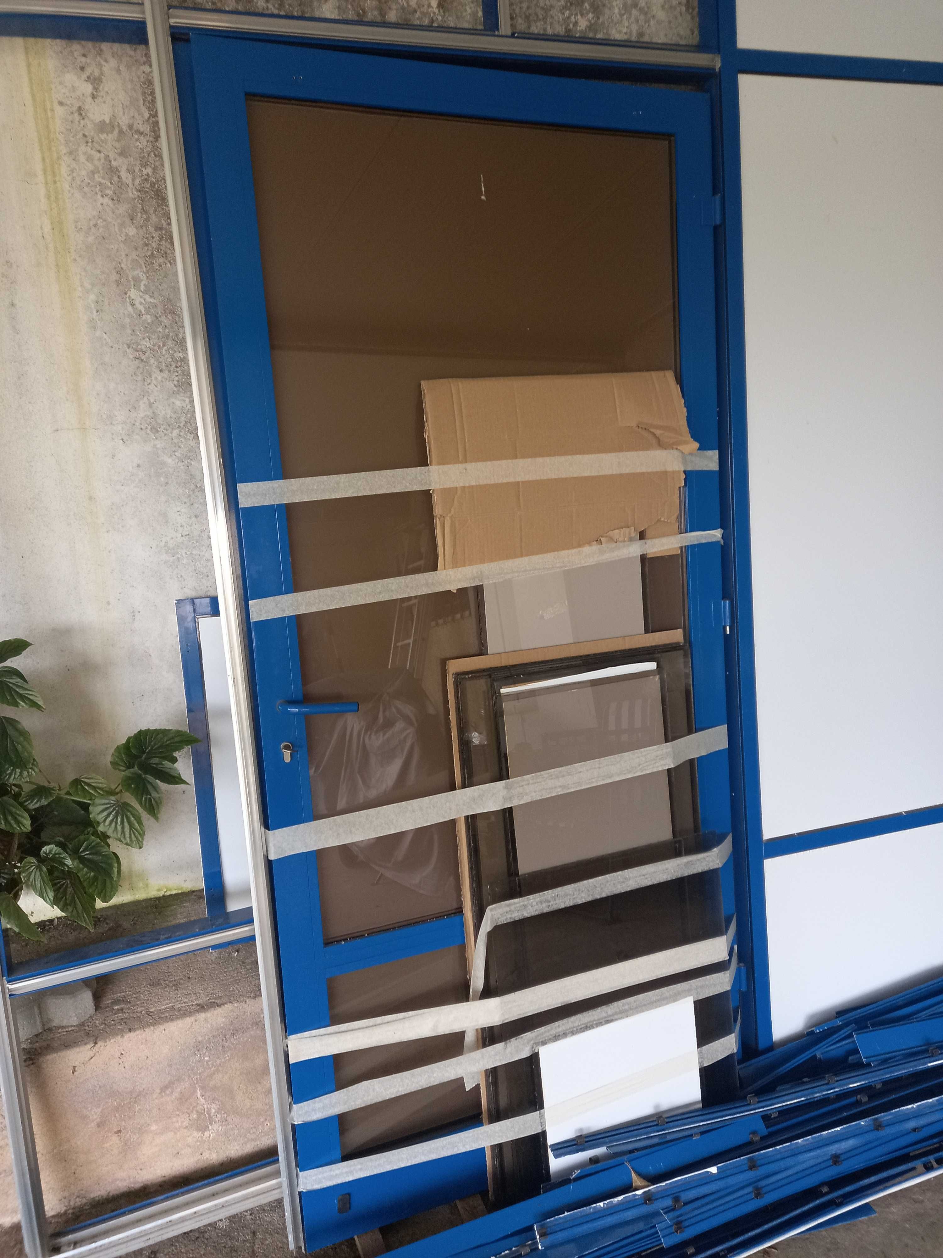Divisória em alumínio com dois vidros