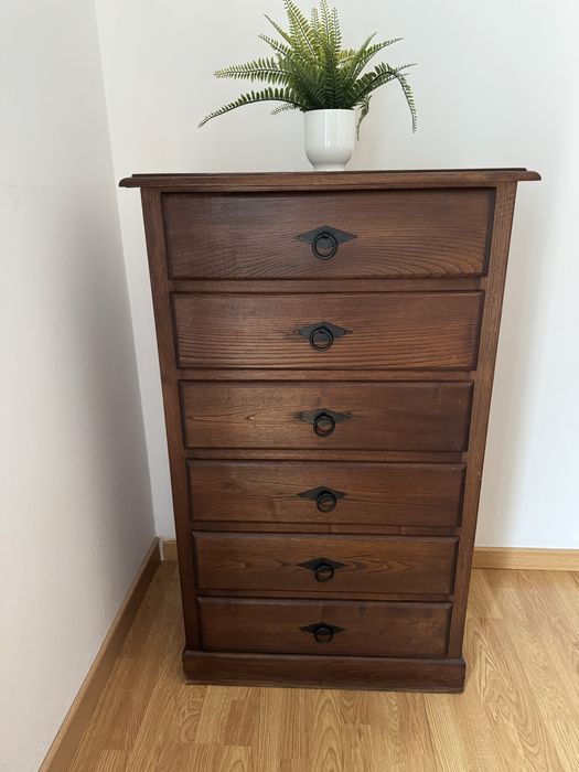 Vende-se camiseiro em madeira de castanho