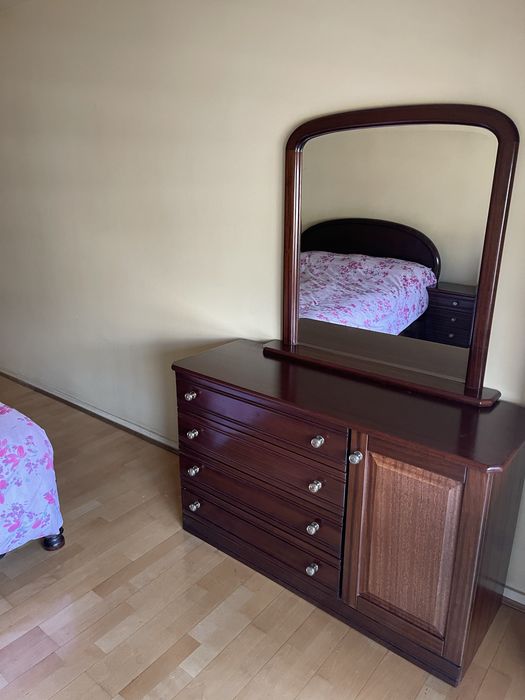Quarto completo com móveis em madeira
