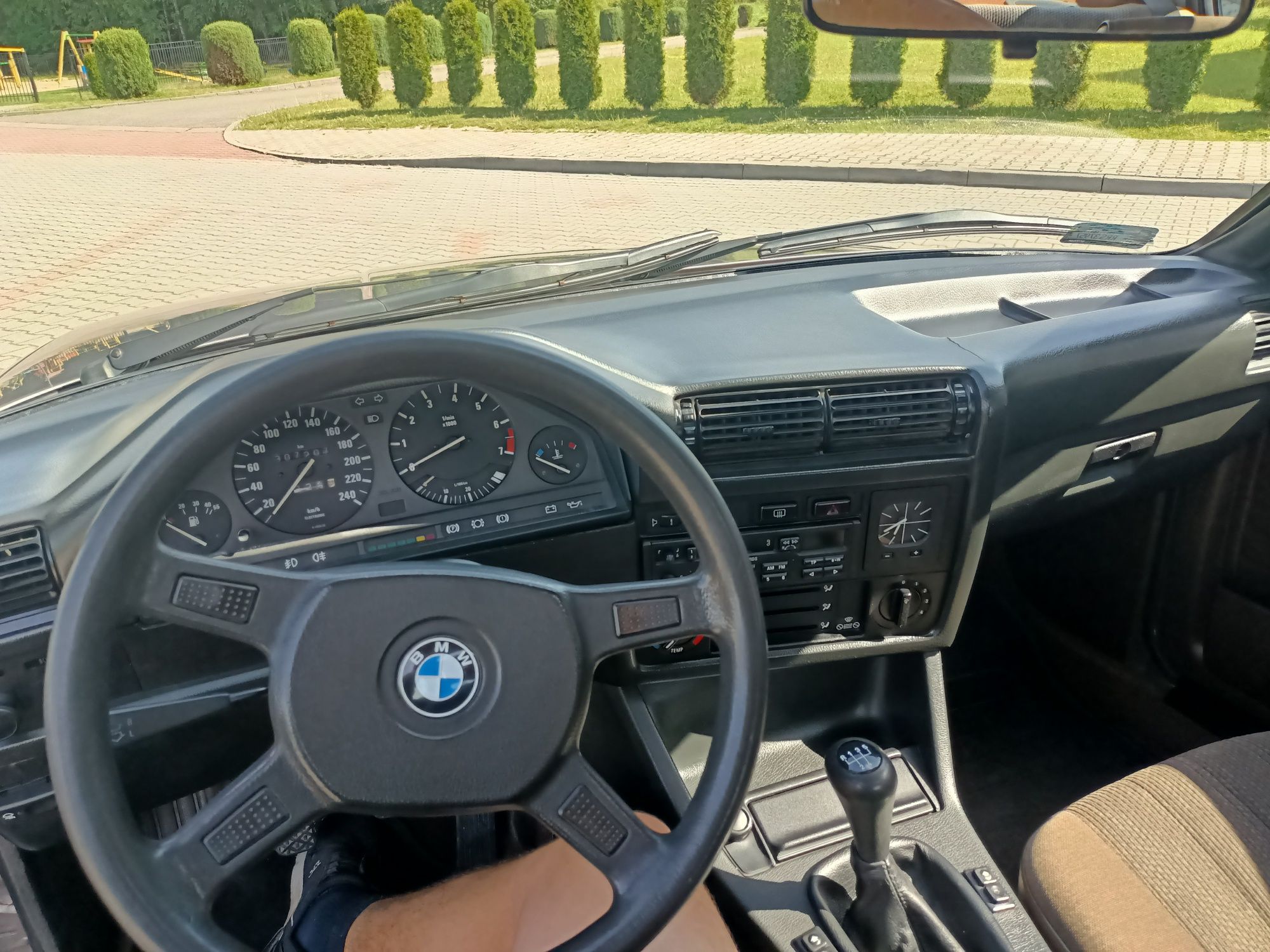 BMW e30 4d sedan luxorbeige
