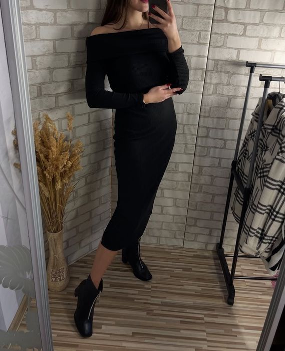 Сукня з приспущеними плечима