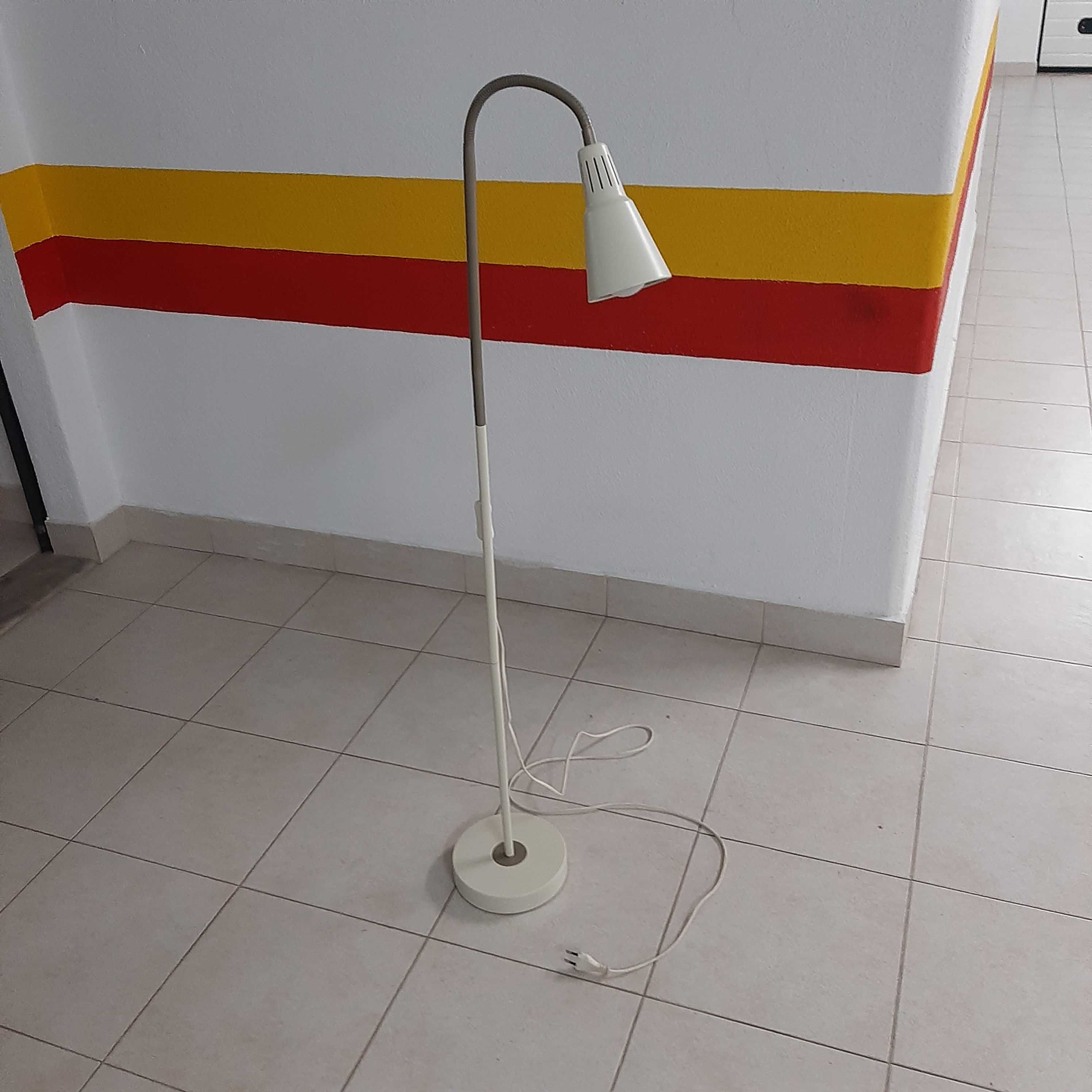 Vendo Candeeiro de Pé Alto