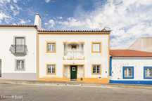 Moradia de R/C e 1º andar c/ Quintal e Garagem | Alcáçovas, Évora