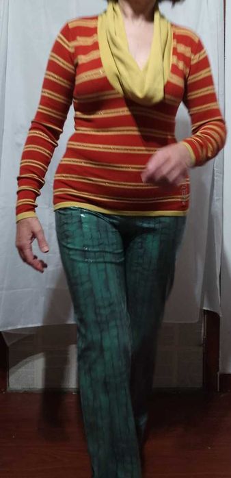Camisola laranja e amarela com gola alta