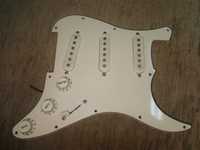 Pickguard stratocaster SSS komplet