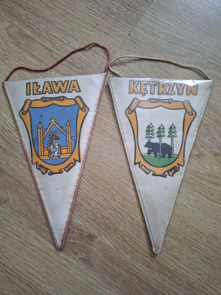 Zestaw starych proporczykow. Kętrzyn, Iława. Herby miast PRL