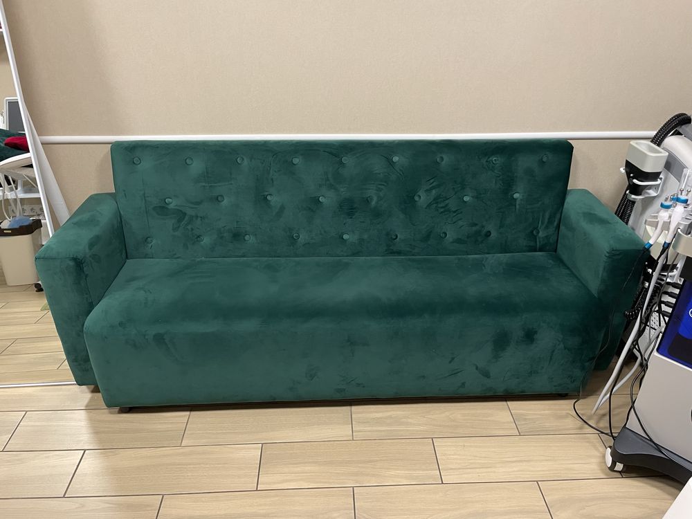 Зелений велюровий диван