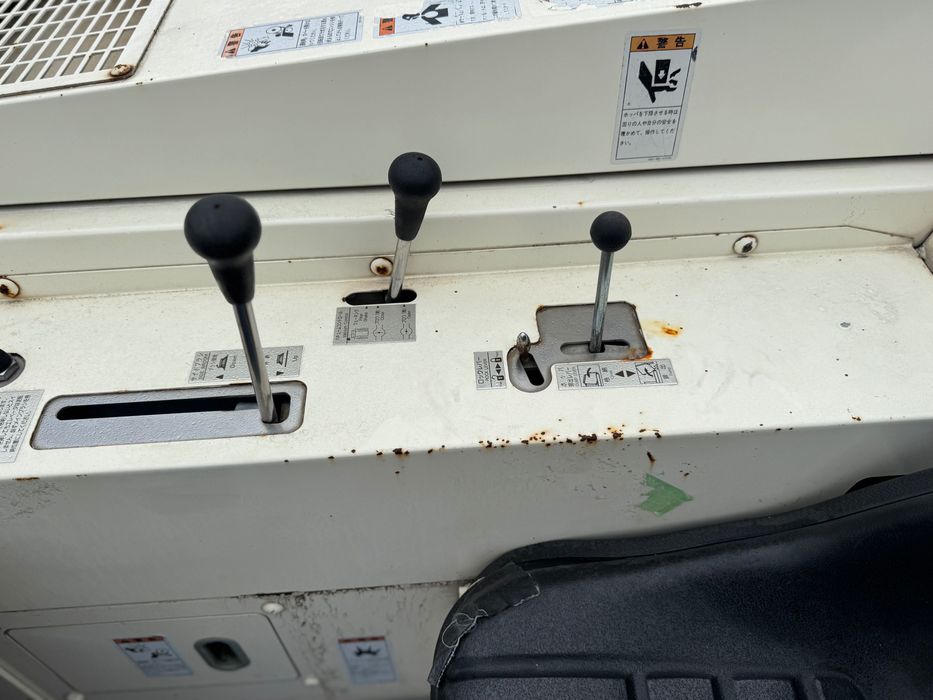 Підмітальна машина Mitsubishi MS66a