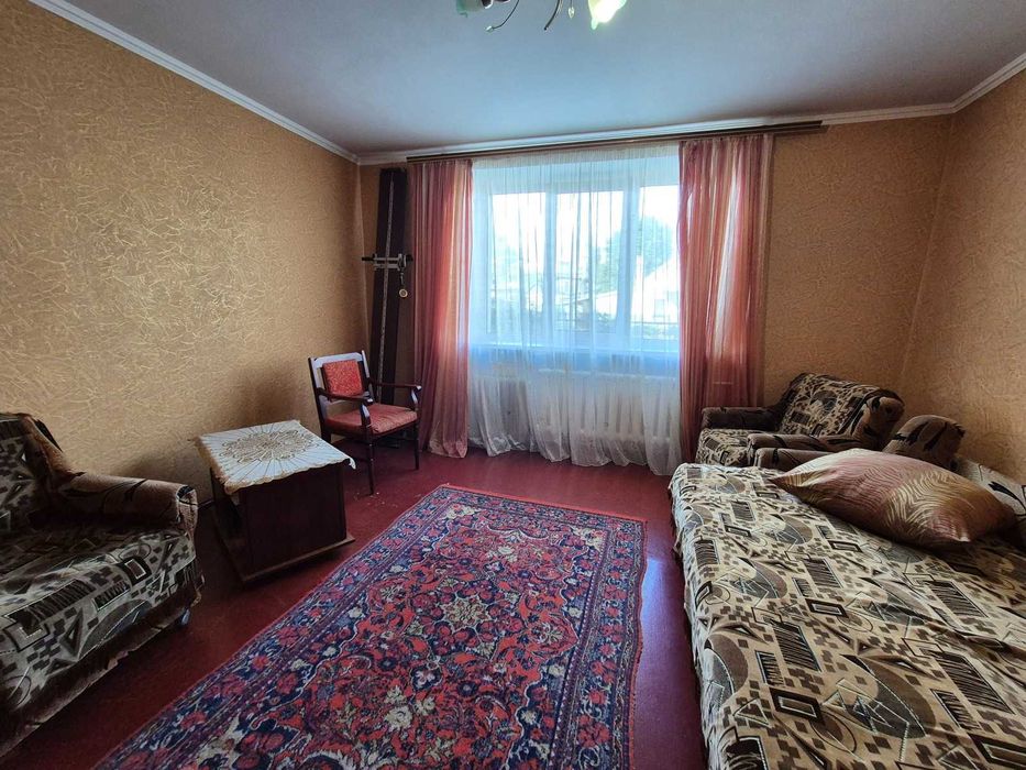 Трьошка чешка на першому поверсі з лоджією жилий стан