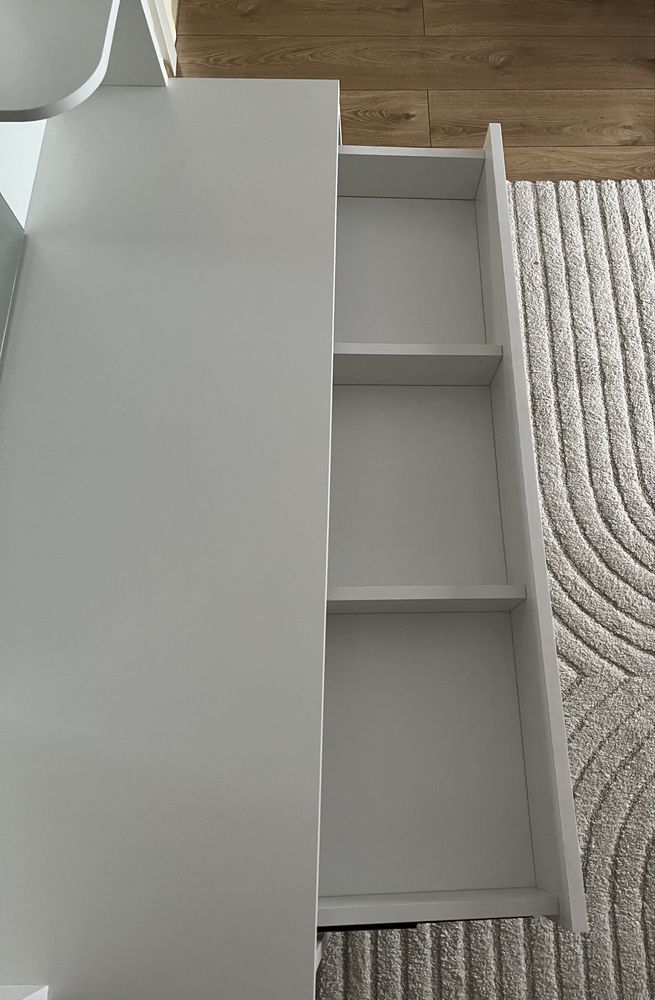 Toaletka biała z lustrem i szufladą
