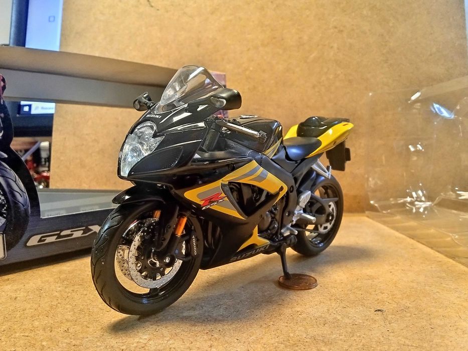 MAISTO 1/12 Motociclo Susuki GSX-R750