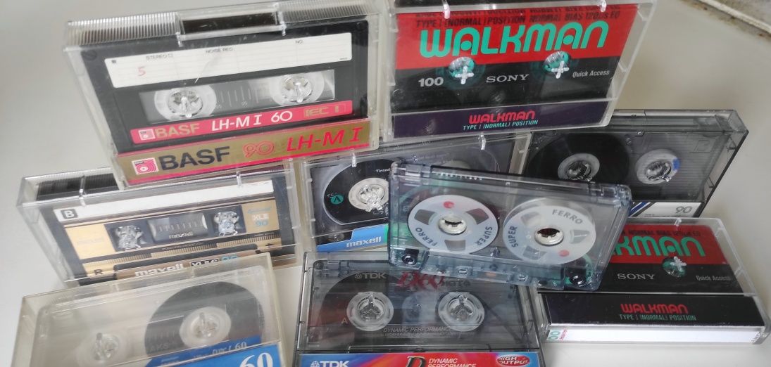 Zestaw z 9 używanych kaset magnetofonowych
