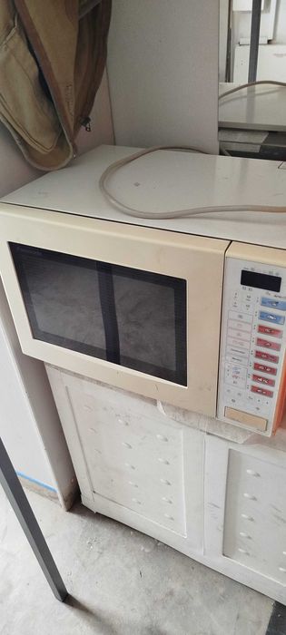 Microondas grande a trabalhar na perfeição Panasonic