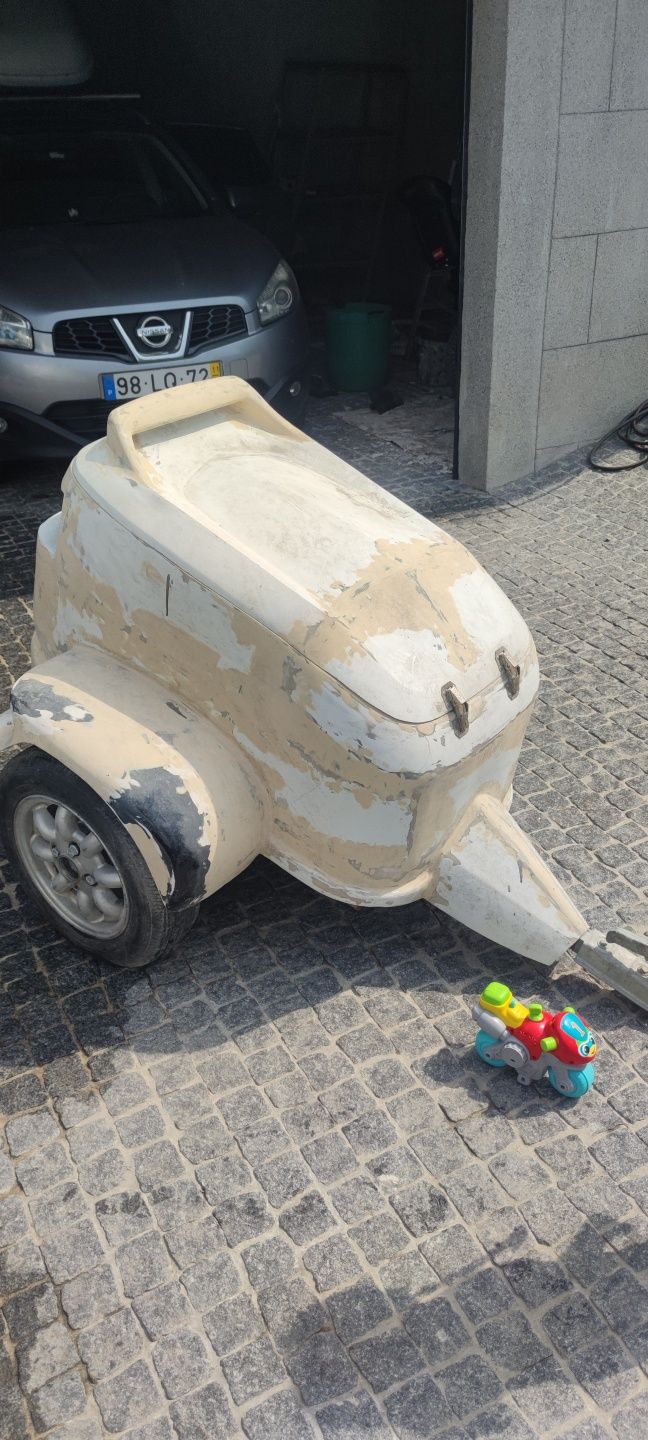 Reboque atrelado para moto ou carro