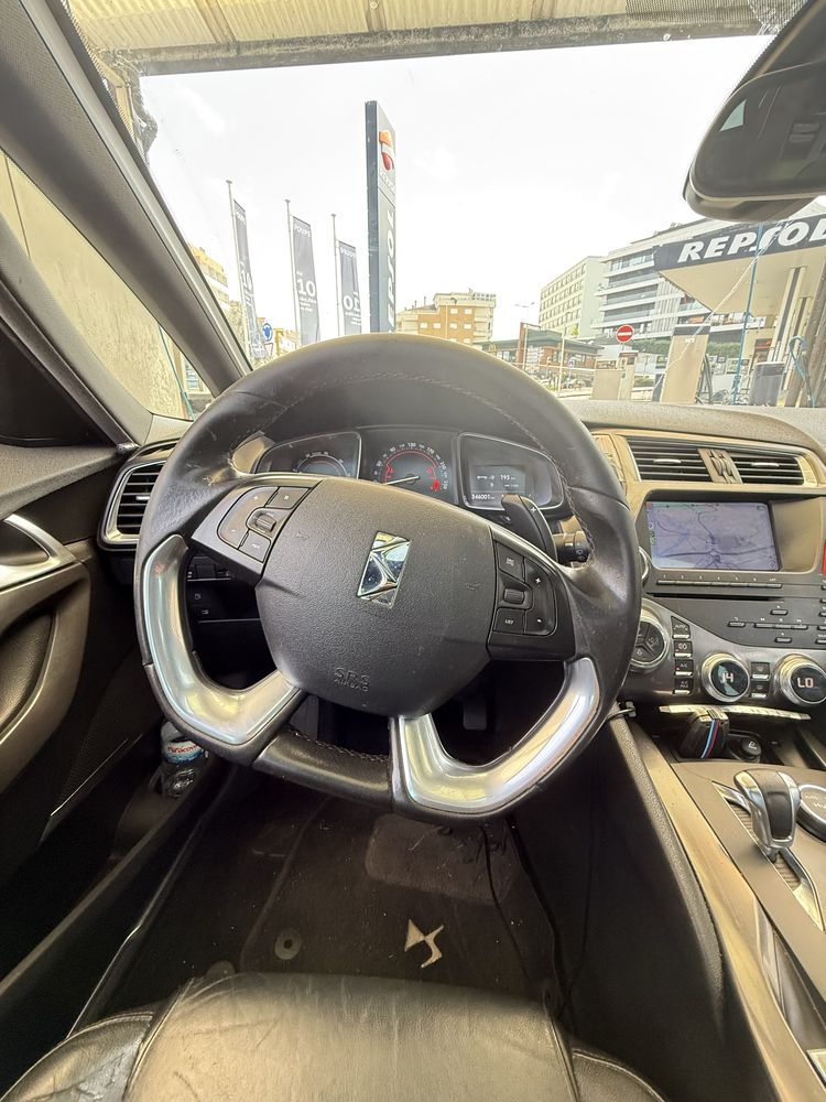 Citroën DS5 2.0 HDi – Potência, Estilo e Conforto