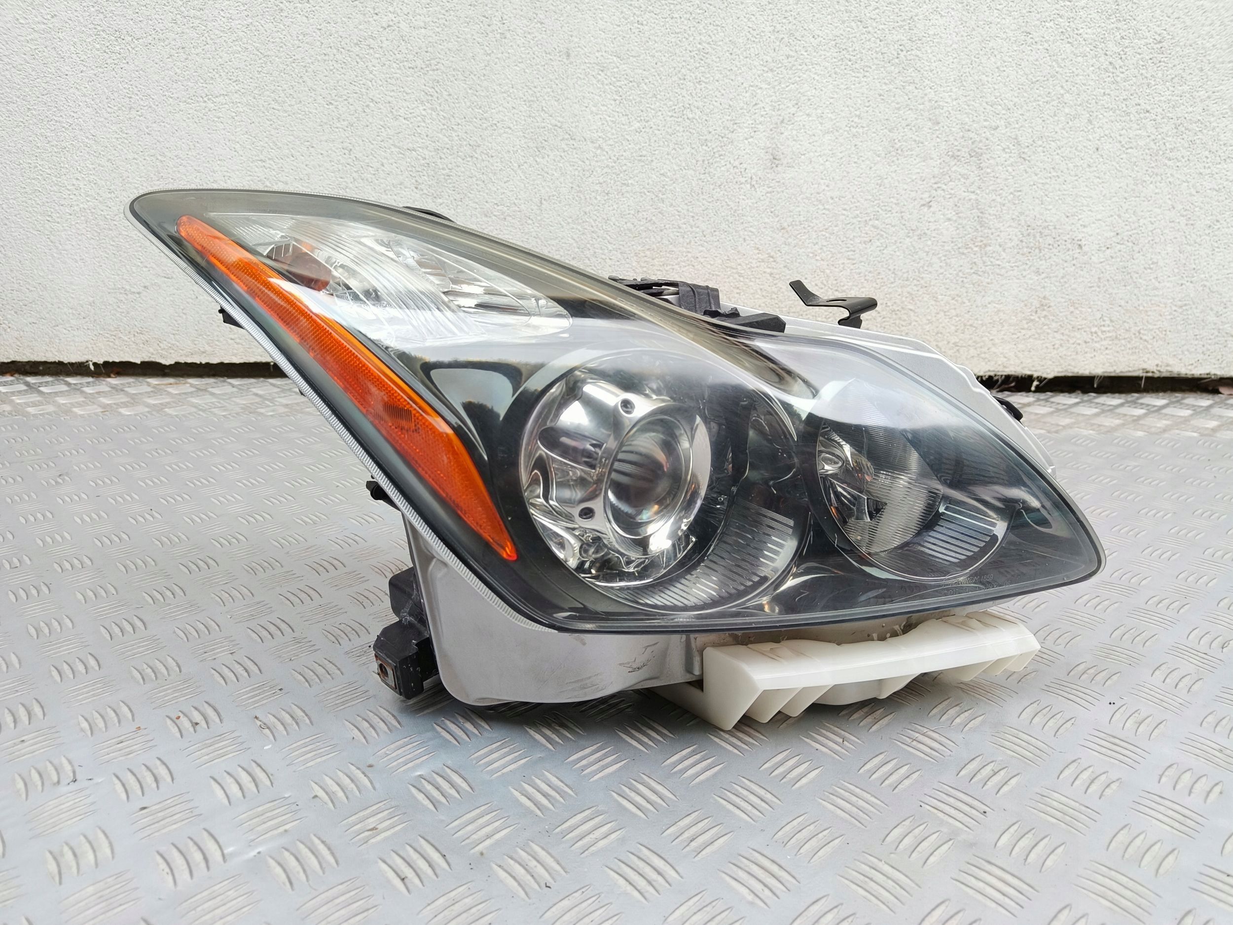 Infiniti G37 Reflektor Lampa przód Prawa Xenon Usa