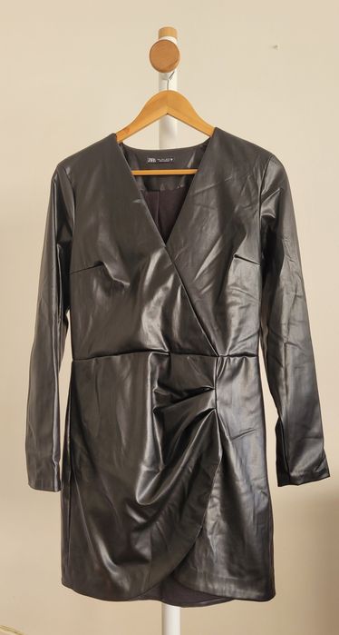 Vestido efeito pele Zara
