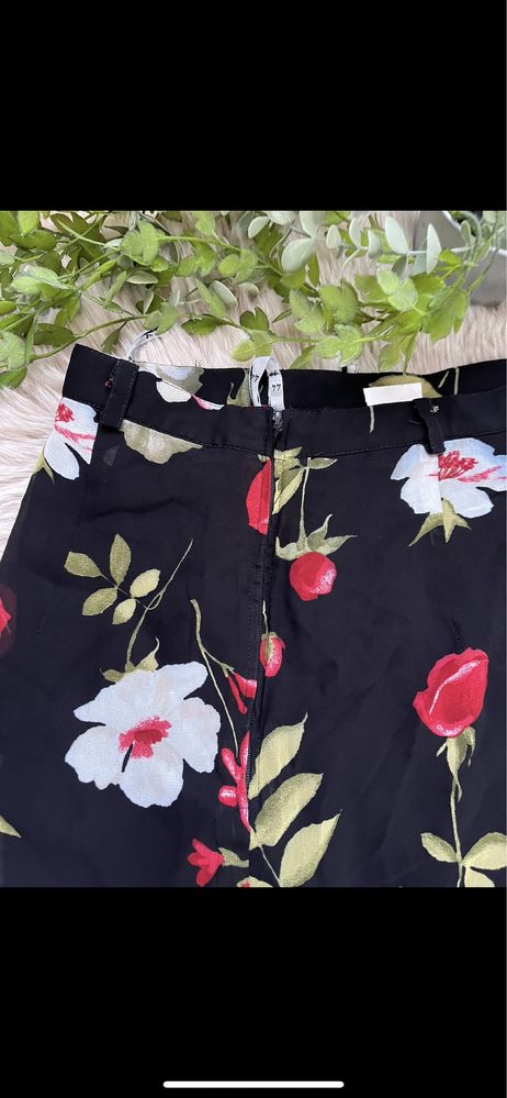 Czarna spódnica wiskoza w kwiaty midi do kolan