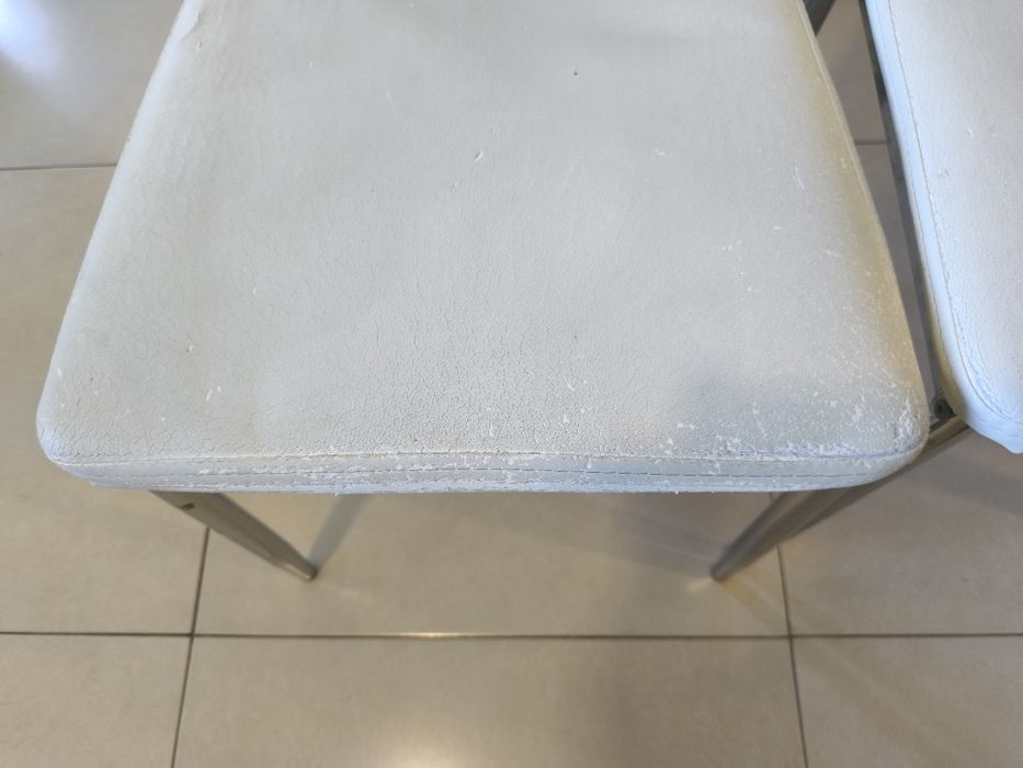 Conjunto de mesa de jantar + 4 cadeiras. 

Tanto a mesa como
