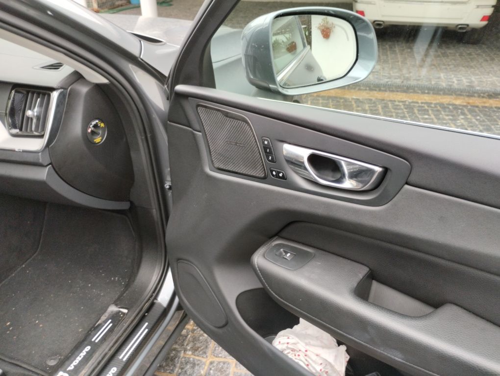 Vendo Volvo XC 60 inscription D4 diesel de julho de 2020 com 42.000km.