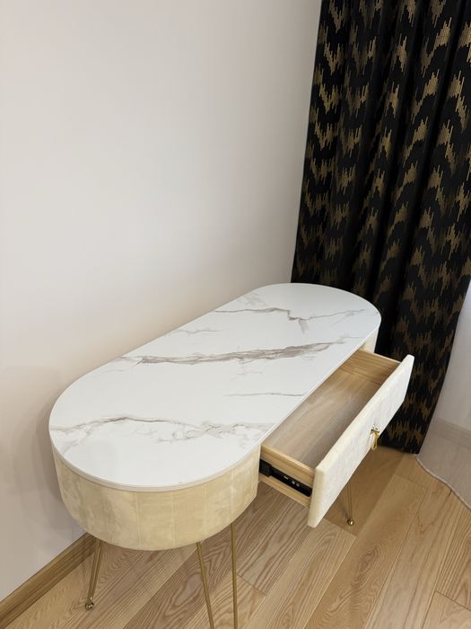 Toaletka/biurko kosmetyczne (manicure) – marmurowy blat, złote nogi