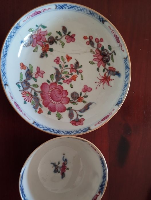 3 taças porcelana Chinesa de exportação com pratos com flores