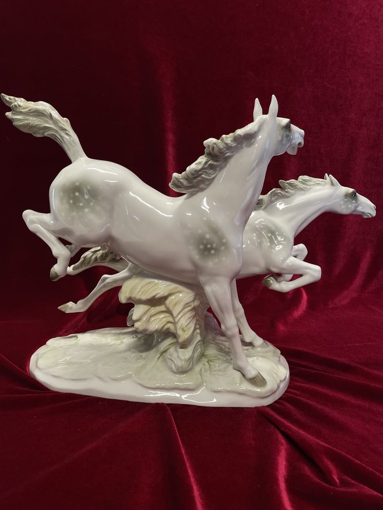Porcelanowa figurka "Galopujące konie" – HUTSCHENREUTHER