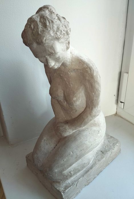 Rzeźba kobieta klęcząca gips