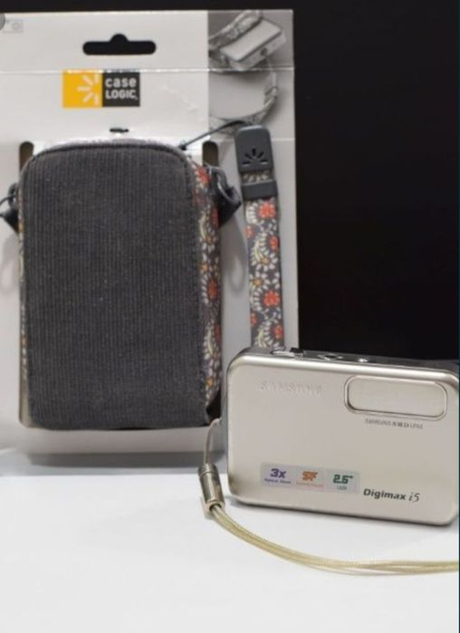 Aparat fotograficzny Samsung i5 wielkości karty kredytowej. Retro styl