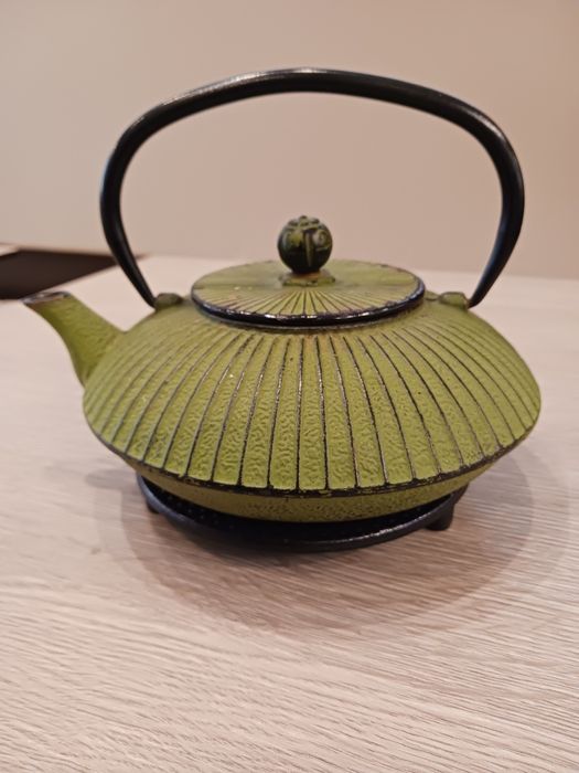 Chaleira de ferro fundido com suporte.