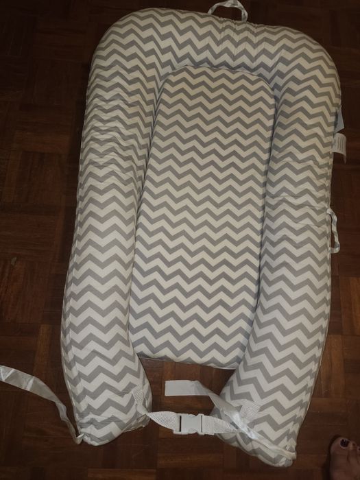 Ninho de bebé cinzento e branco