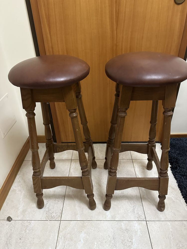 Dois bancos altos com 0,80 cm altura