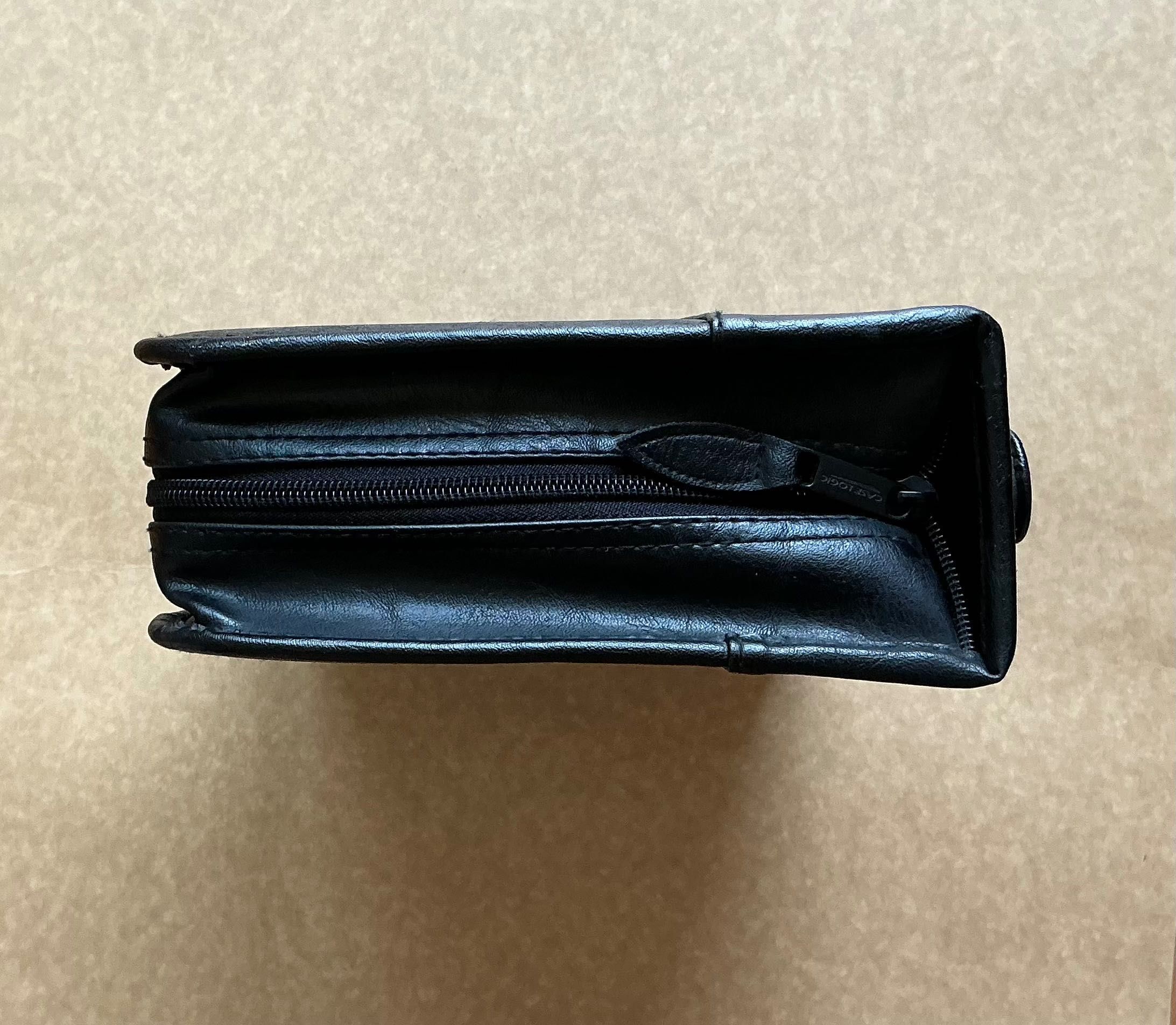 CASE LOGIC - Case EM PELE para CDs/DVDs com fecho de correr