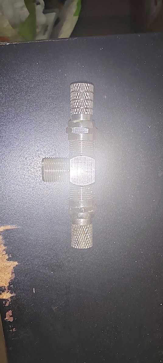 Conector triplo para ligação de cabo de TV