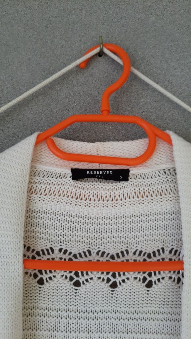 Reserved kremowy sweter narzutka w stylu boho S/36