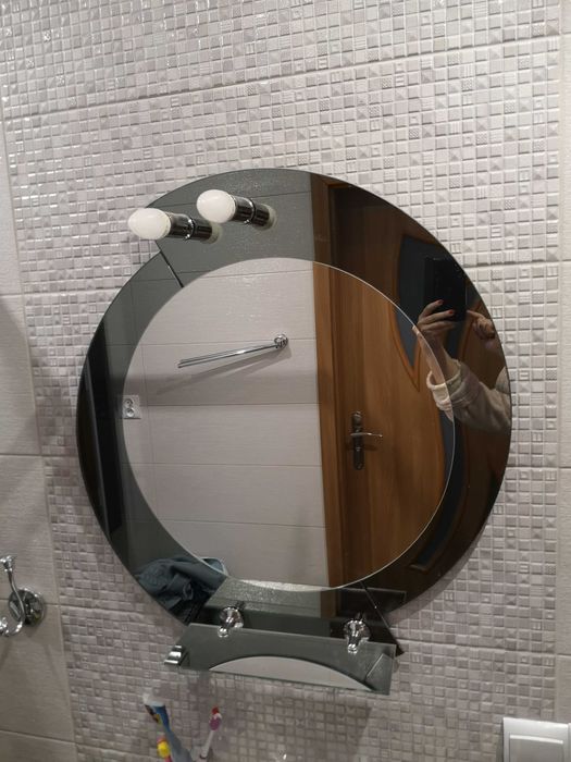 Lustro z oświetleniem i półką